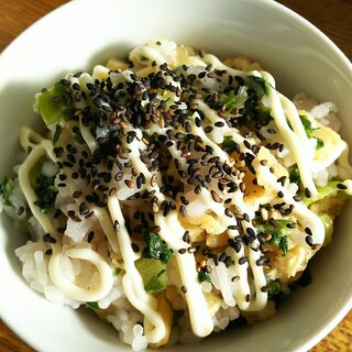 小松菜と揚げのマヨネーズ丼